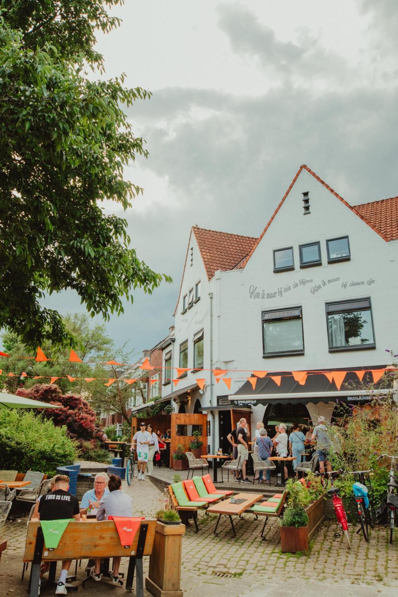 Cafe 'T Vonderke Bed & Breakfast Eindhoven Bagian luar foto