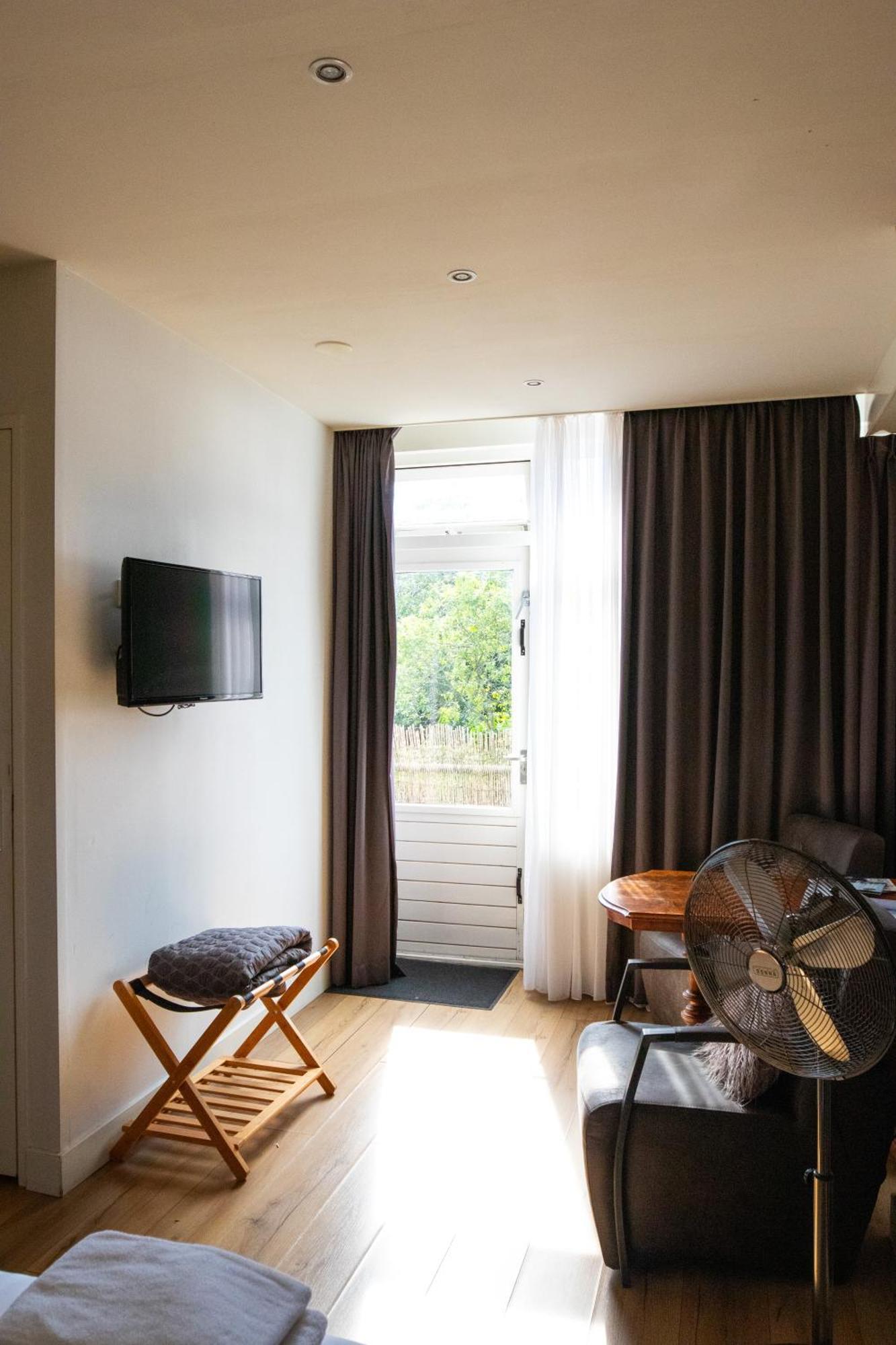 Cafe 'T Vonderke Bed & Breakfast Eindhoven Bagian luar foto