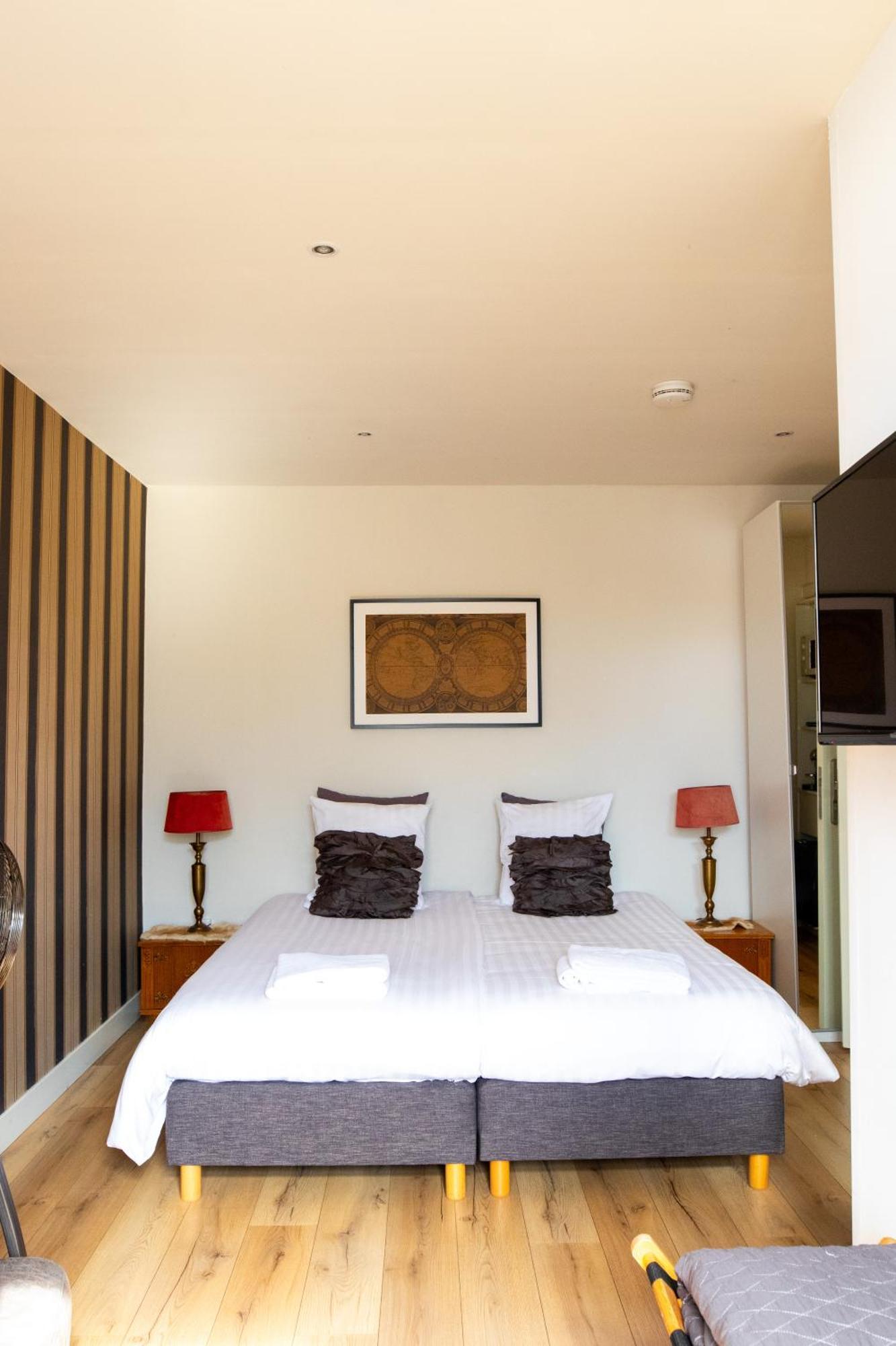 Cafe 'T Vonderke Bed & Breakfast Eindhoven Bagian luar foto